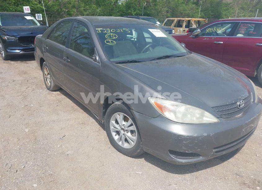 2004 Toyota Camry LE V6 (VIN 4T1BF30K44U585427) main photo