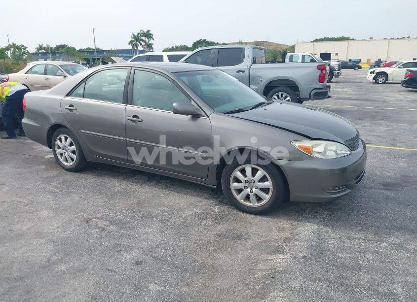 2002 Toyota Camry XLE V6 (VIN 4T1BF30K52U517666) main photo