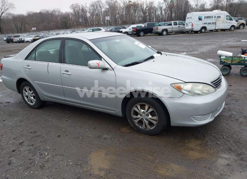 2005 Toyota Camry LE V6 (VIN 4T1BF32K05U085165) main photo