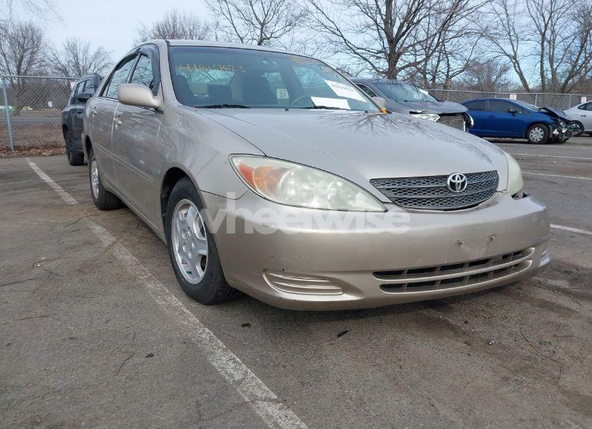 2002 Toyota Camry LE V6 (VIN 4T1BF32K12U520528) main photo