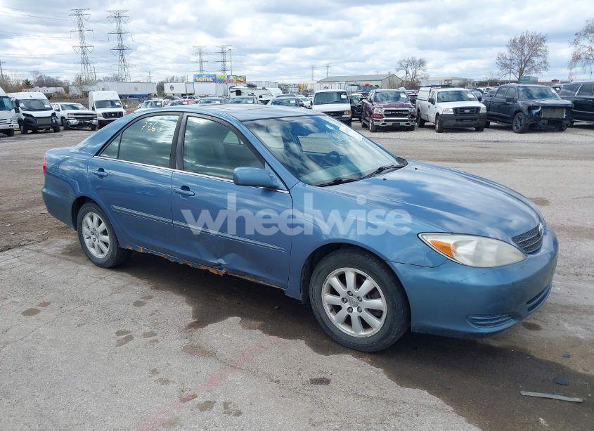 2002 Toyota Camry XLE V6 (VIN 4T1BF32K12U522103) main photo