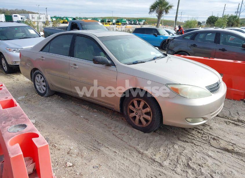 2004 Toyota Camry XLE V6 (VIN 4T1BF32K64U569520) main photo