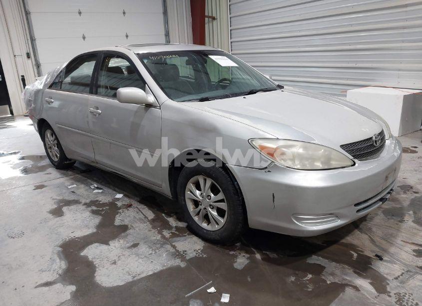 2004 Toyota Camry LE V6 (VIN 4T1BF32K74U568974) main photo