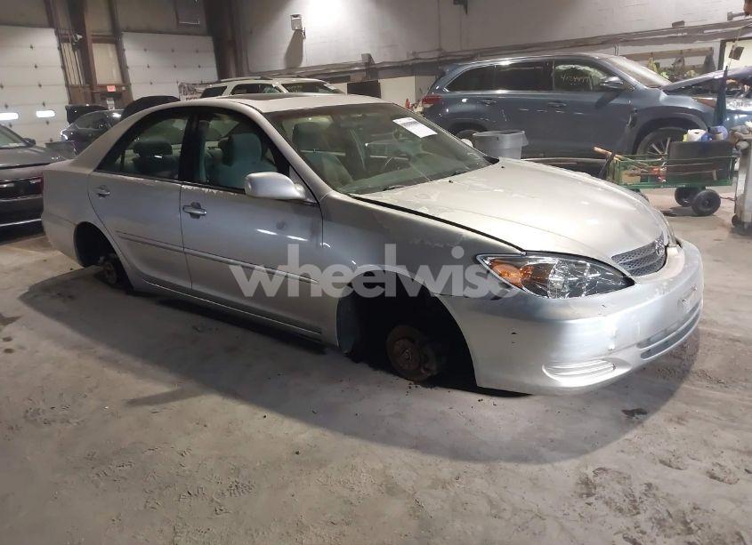 2004 Toyota Camry LE V6 (VIN 4T1BF32K94U570743) main photo