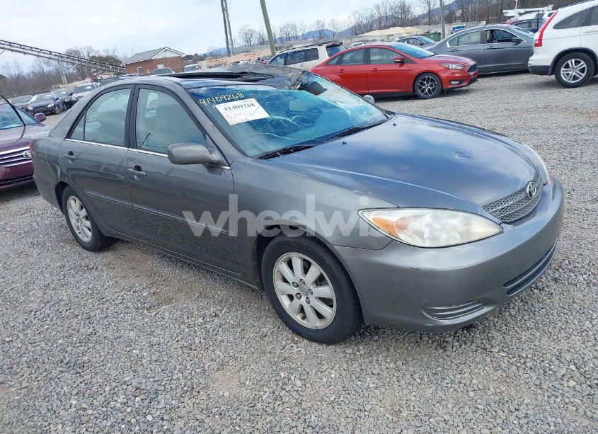 2002 Toyota Camry XLE V6 (VIN 4T1BF32KX2U511780) main photo
