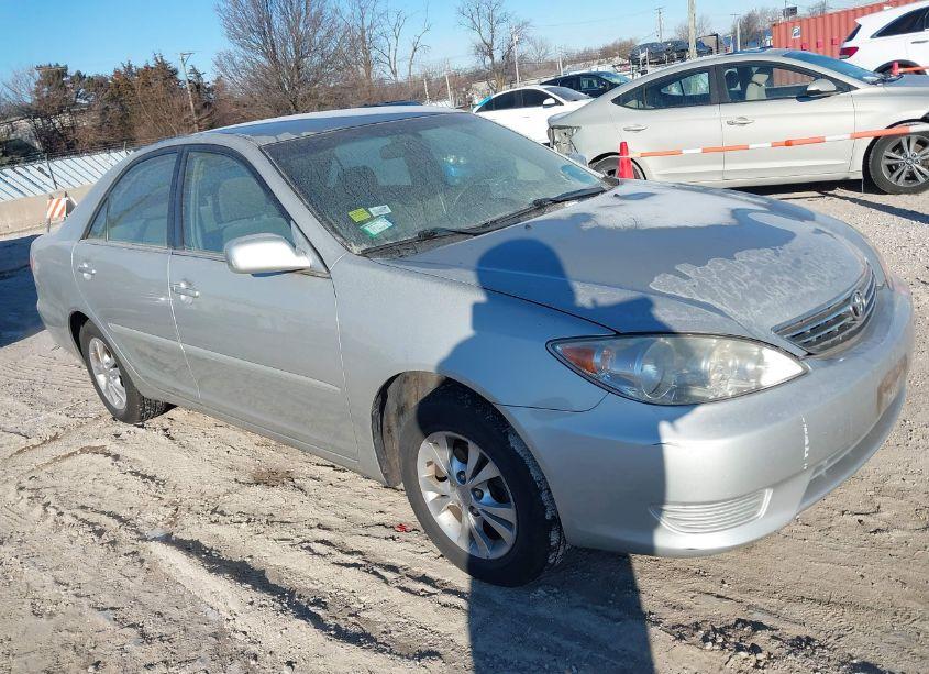 2005 Toyota Camry LE V6/XLE V6 (VIN 4T1BF32KX5U086212) main photo