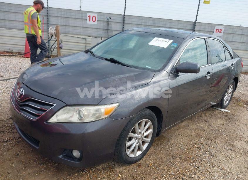 Photo 2 of 2011 Toyota Camry XLE (VIN 4T1BF3EK0BU189369)