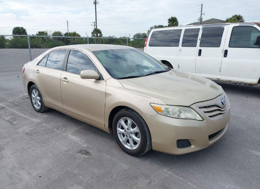 2011 Toyota Camry LE (VIN 4T1BF3EK0BU641692) main photo