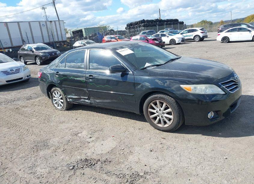 2011 Toyota Camry XLE (VIN 4T1BF3EK0BU752808) main photo