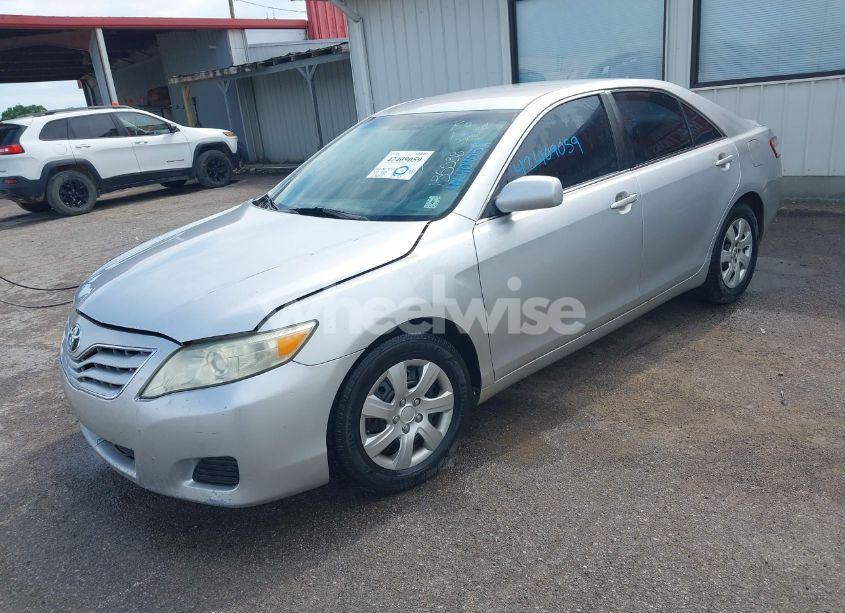 Photo 2 of 2011 Toyota Camry (VIN 4T1BF3EK2BU135538)