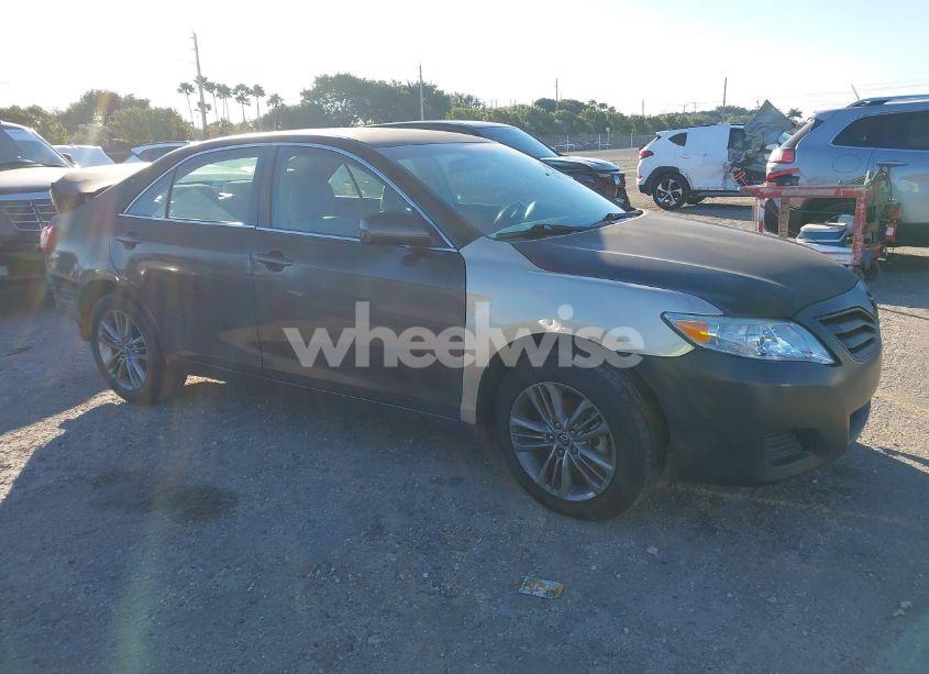 2011 Toyota Camry LE (VIN 4T1BF3EK2BU137113) main photo