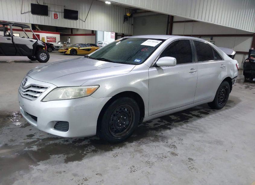 Photo 2 of 2011 Toyota Camry LE (VIN 4T1BF3EK2BU174226)