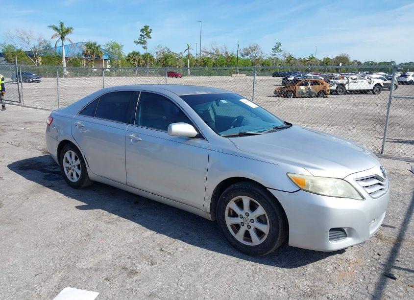 2011 Toyota Camry LE (VIN 4T1BF3EK2BU176364) main photo