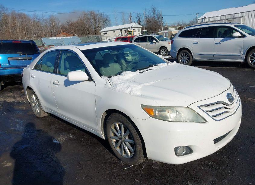 2011 Toyota Camry XLE (VIN 4T1BF3EK2BU595427) main photo