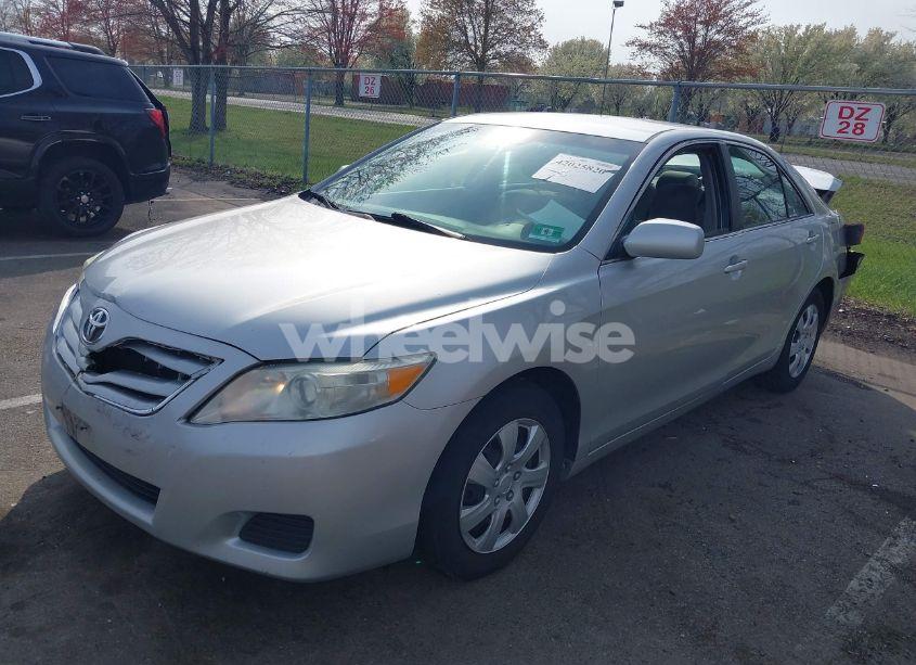 Photo 2 of 2011 Toyota Camry SE/LE/XLE (VIN 4T1BF3EK2BU605745)