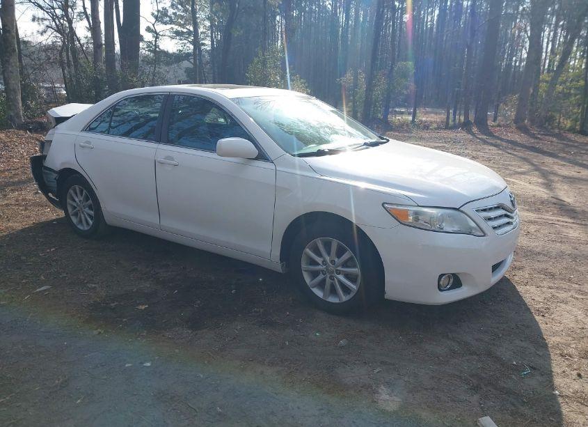 2011 Toyota Camry XLE (VIN 4T1BF3EK2BU634761) main photo