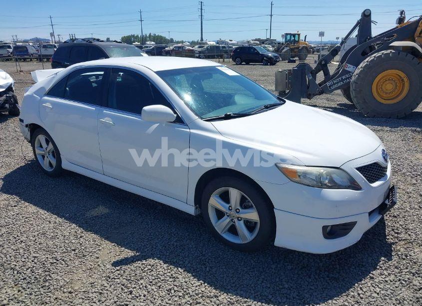 2011 Toyota Camry SE (VIN 4T1BF3EK2BU740143) main photo