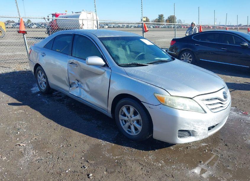 2011 Toyota Camry LE (VIN 4T1BF3EK5BU138384) main photo