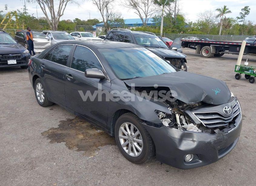 2011 Toyota Camry XLE (VIN 4T1BF3EK5BU199735) main photo