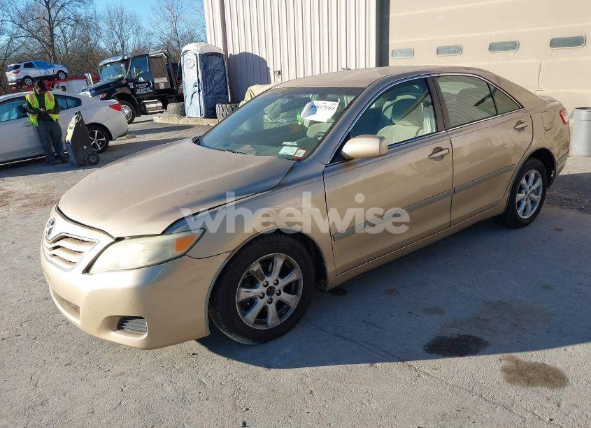 Photo 2 of 2011 Toyota Camry LE (VIN 4T1BF3EK5BU584082)
