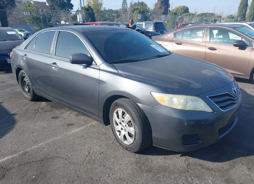 2010 Toyota Camry LE (VIN 4T1BF3EK6AU033884) main photo