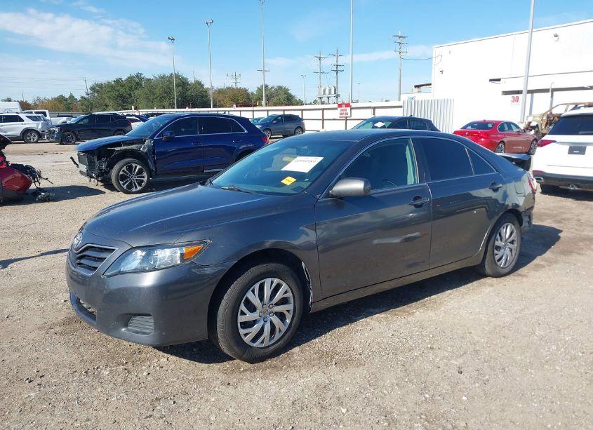 Photo 2 of 2011 Toyota Camry LE (VIN 4T1BF3EK6BU739089)