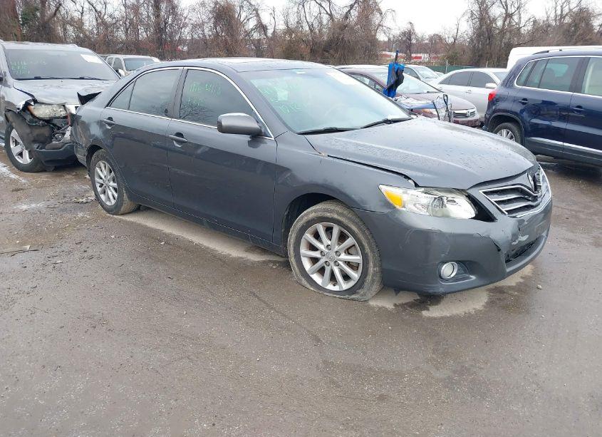 2011 Toyota Camry XLE (VIN 4T1BF3EK7BU205437) main photo