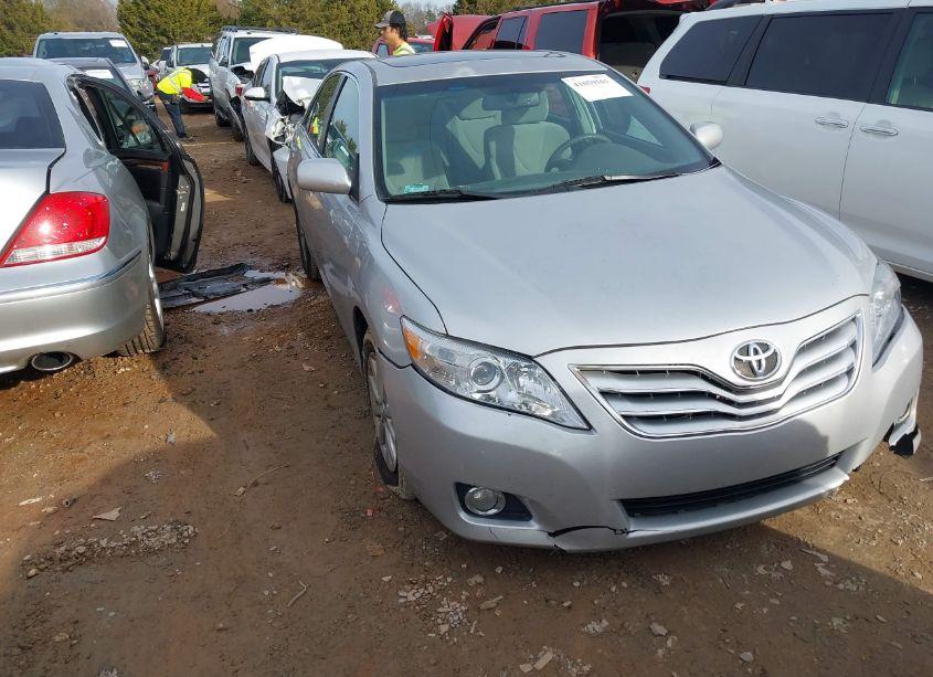 2011 Toyota Camry XLE (VIN 4T1BF3EK7BU627336) main photo