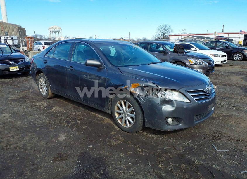 2011 Toyota Camry XLE (VIN 4T1BF3EK8BU137679) main photo