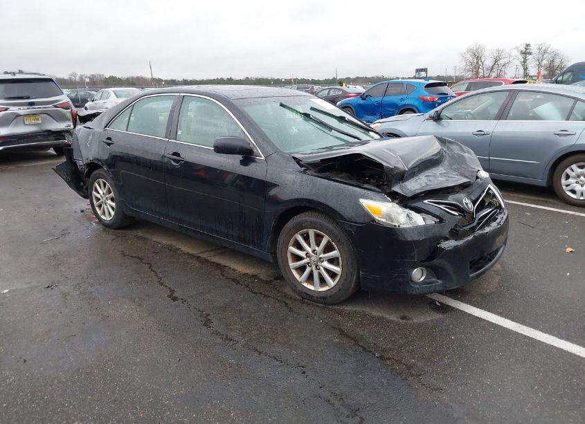 2011 Toyota Camry XLE (VIN 4T1BF3EK8BU200019) main photo