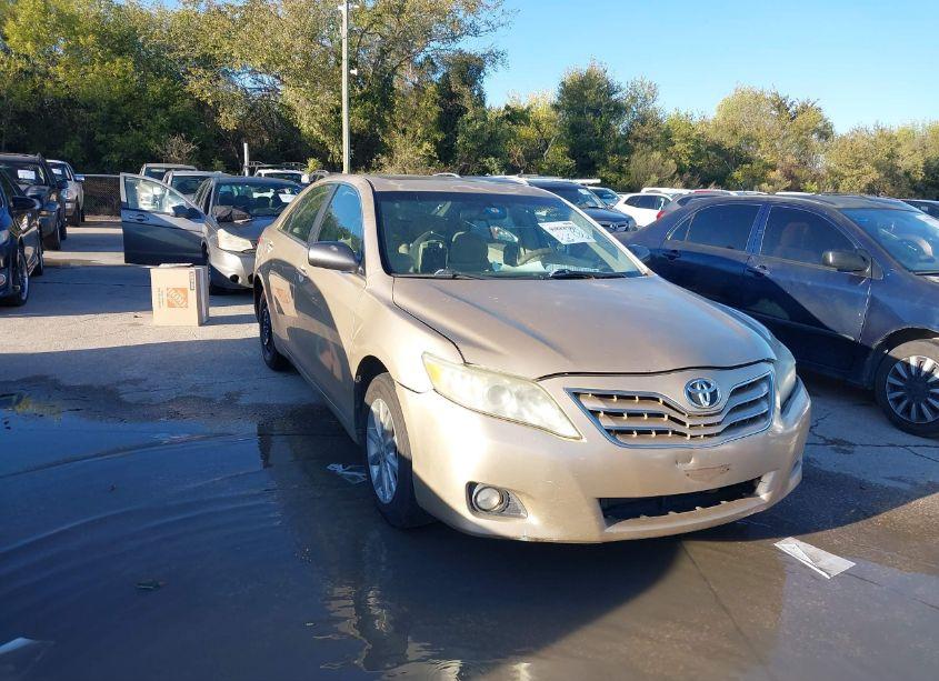 2011 Toyota Camry XLE (VIN 4T1BF3EK8BU692194) main photo