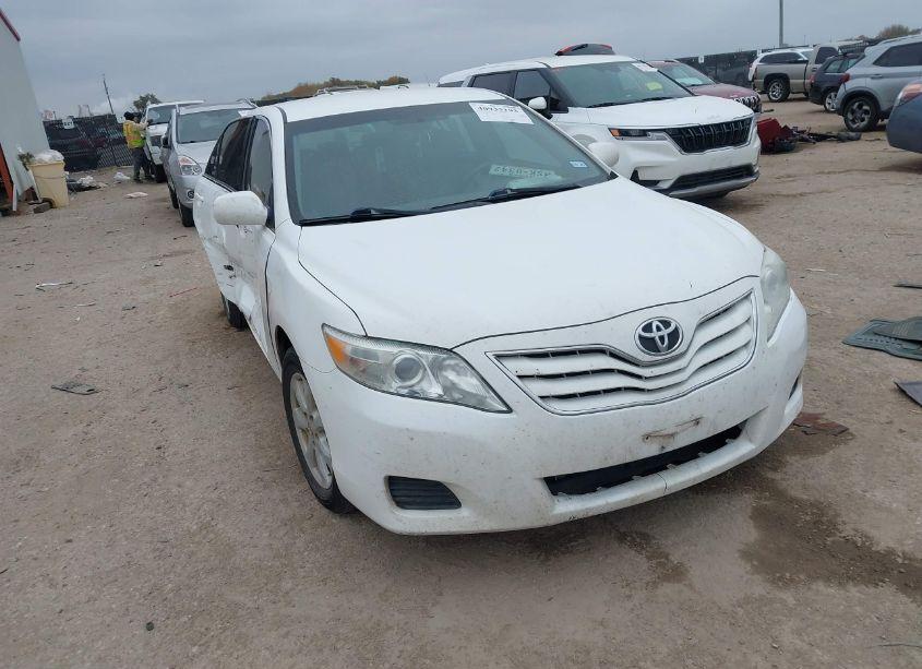 2011 Toyota Camry LE (VIN 4T1BF3EK9BU743587) main photo