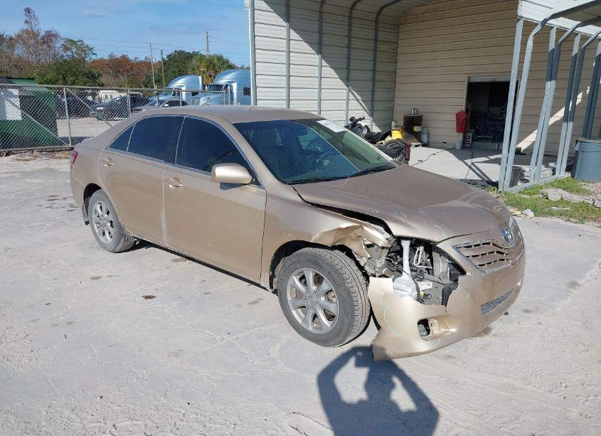 2011 Toyota Camry LE (VIN 4T1BF3EKXBU142463) main photo