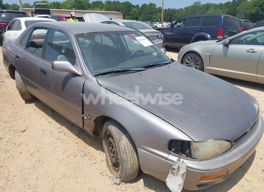 1996 Toyota Camry DX/LE/XLE (VIN 4T1BG12K4TU689073) main photo