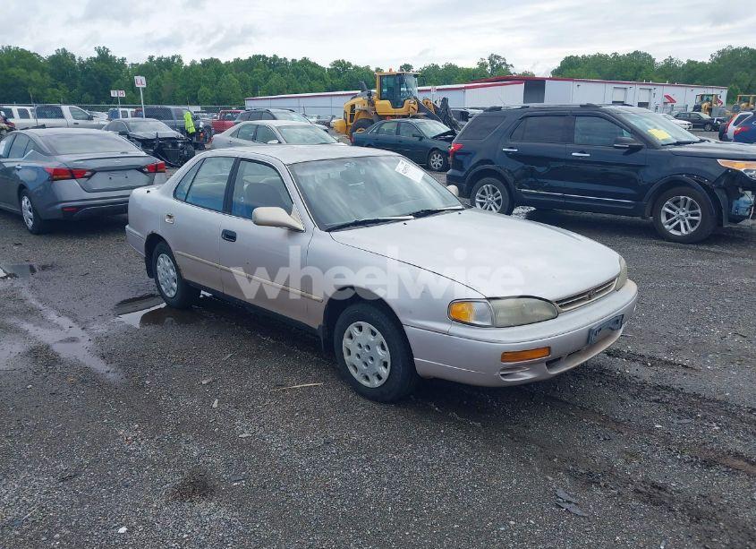 1996 Toyota Camry DX/LE/XLE (VIN 4T1BG12K8TU754331) main photo
