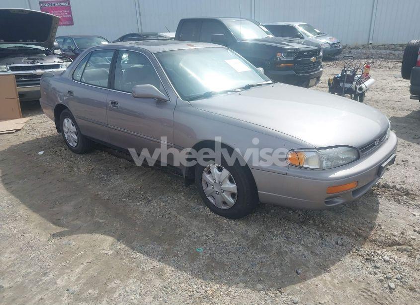 1996 Toyota Camry DX/LE/XLE (VIN 4T1BG12K8TU762073) main photo
