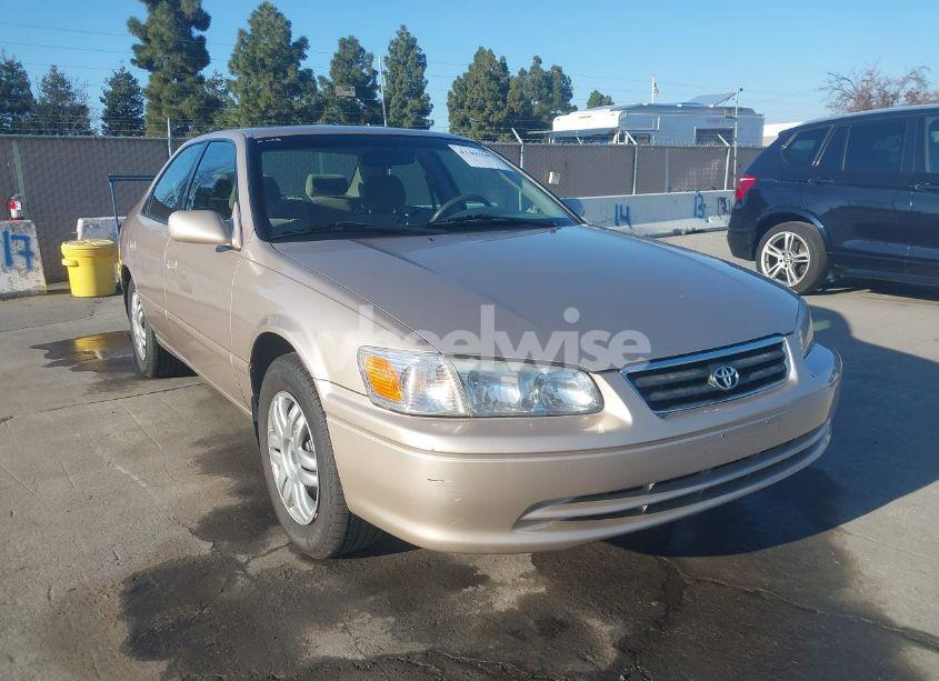 2001 Toyota Camry LE (VIN 4T1BG22K01U779937) main photo