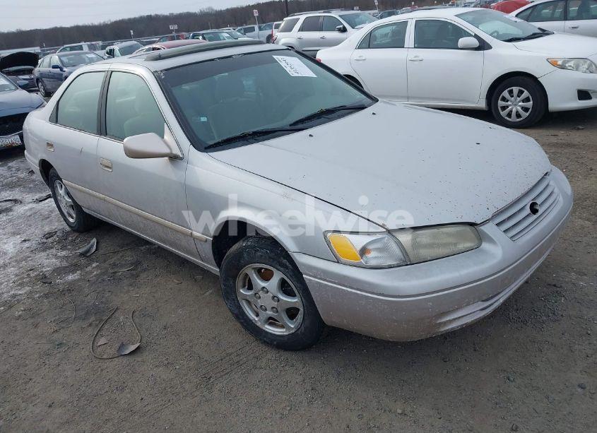 1997 Toyota Camry XLE (VIN 4T1BG22K0VU131987) main photo