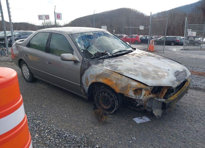 1998 Toyota Camry CE/LE/XLE (VIN 4T1BG22K0WU274911) main photo