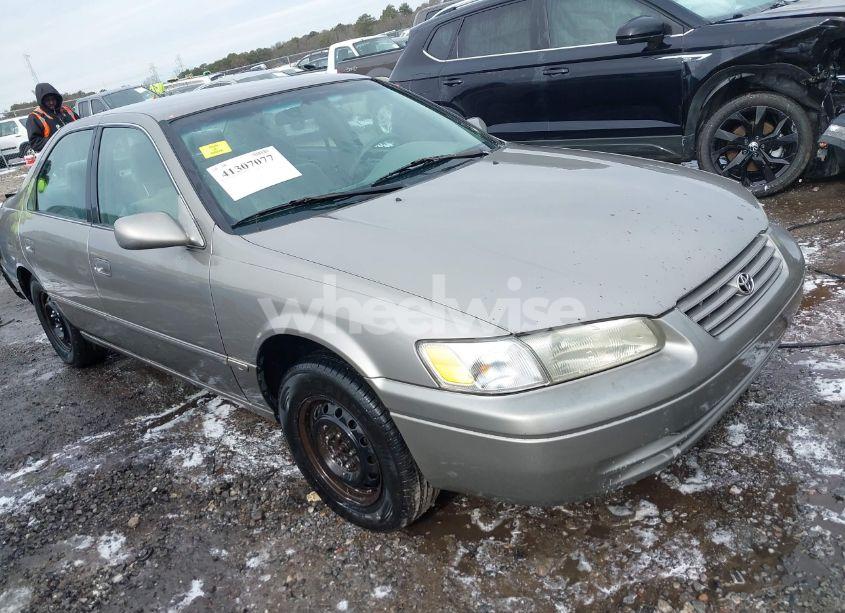 1998 Toyota Camry LE (VIN 4T1BG22K0WU295418) main photo