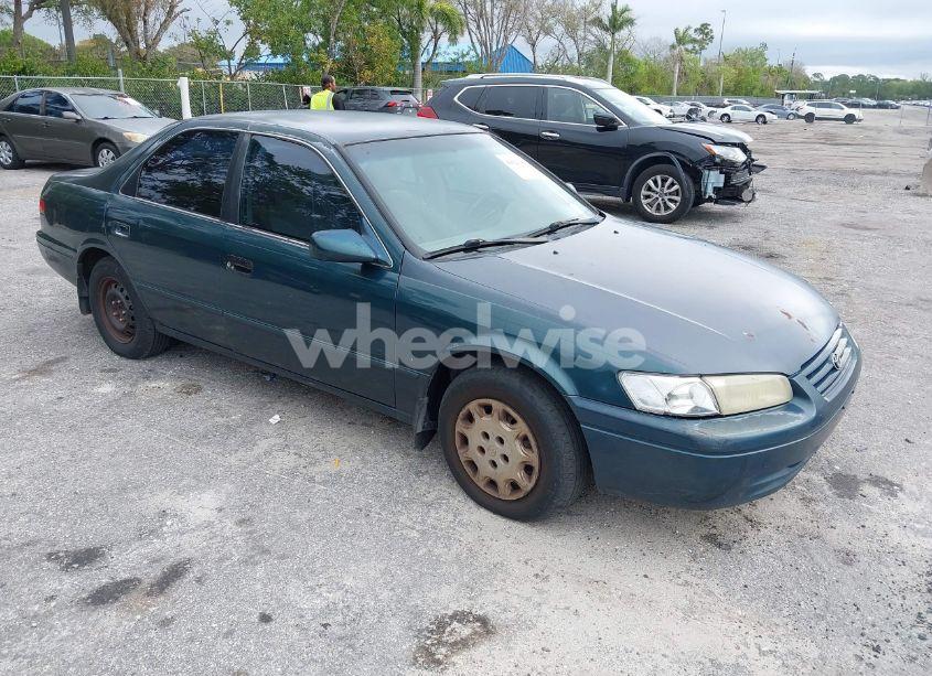 1998 Toyota Camry LE (VIN 4T1BG22K0WU381568) main photo