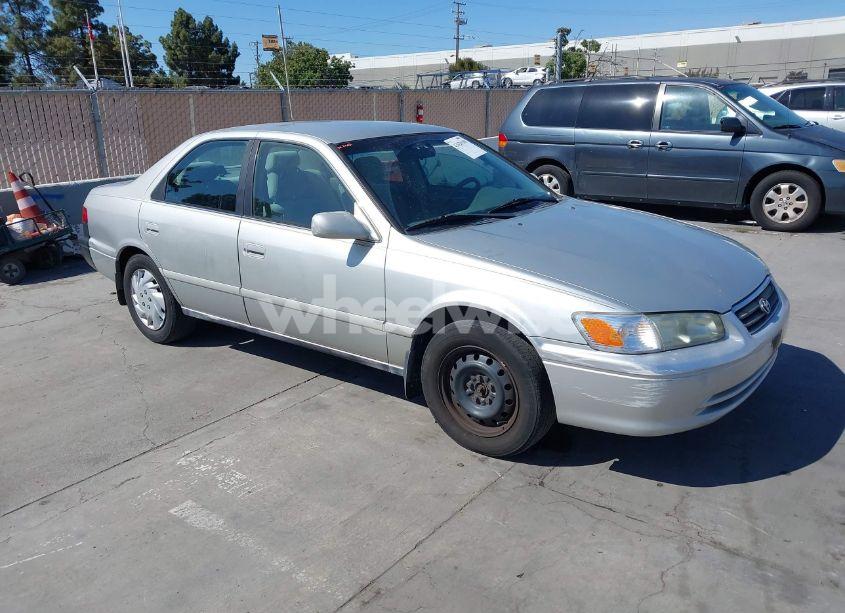 2001 Toyota Camry LE (VIN 4T1BG22K11U798576) main photo