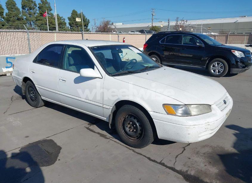 1997 Toyota Camry LE (VIN 4T1BG22K1VU775420) main photo
