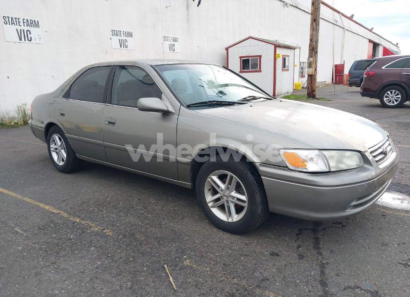 2000 Toyota Camry CE (VIN 4T1BG22K1YU700818) main photo