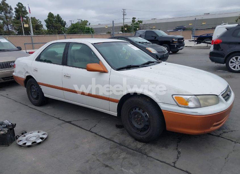 2001 Toyota Camry CE (VIN 4T1BG22K21U763559) main photo