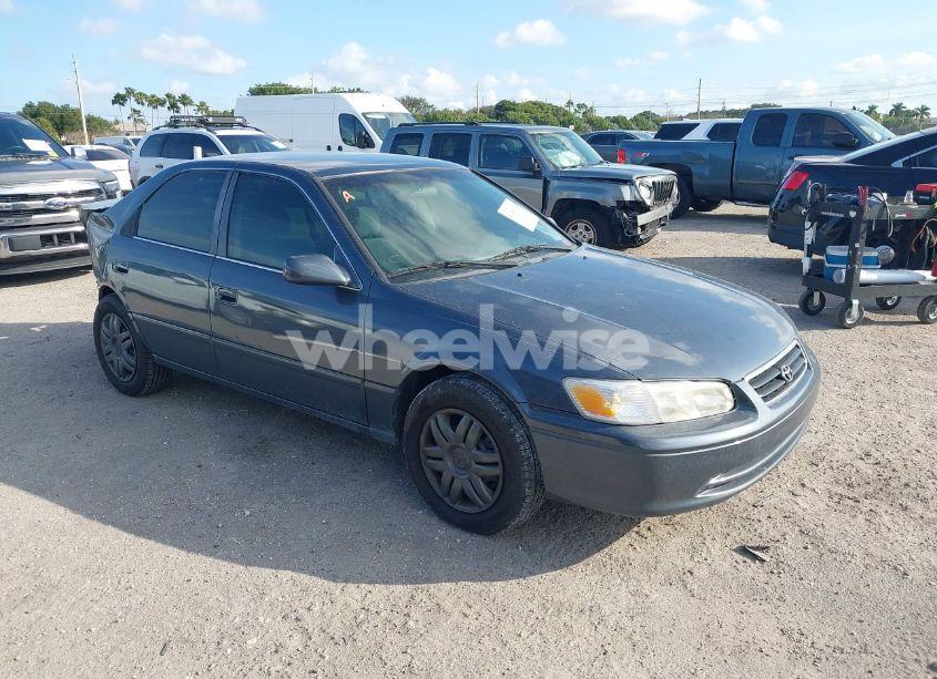 2001 Toyota Camry LE (VIN 4T1BG22K21U788025) main photo