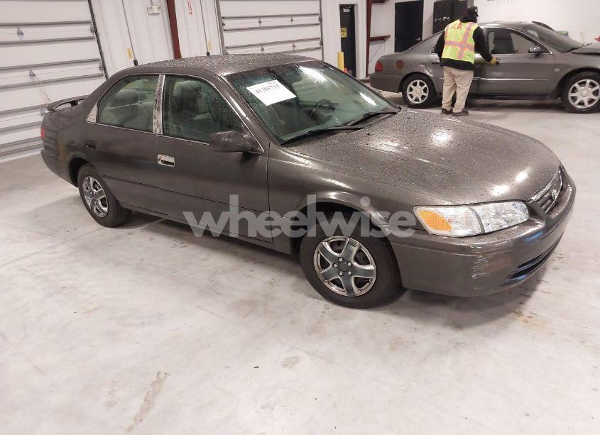 2000 Toyota Camry CE (VIN 4T1BG22K2YU958121) main photo