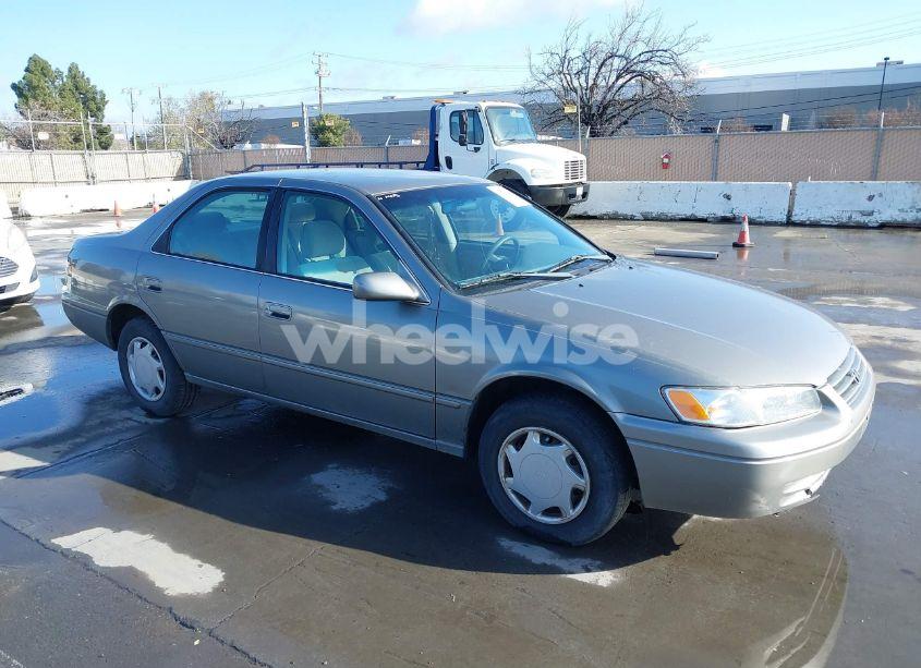 1999 Toyota Camry CE (VIN 4T1BG22K3XU510078) main photo