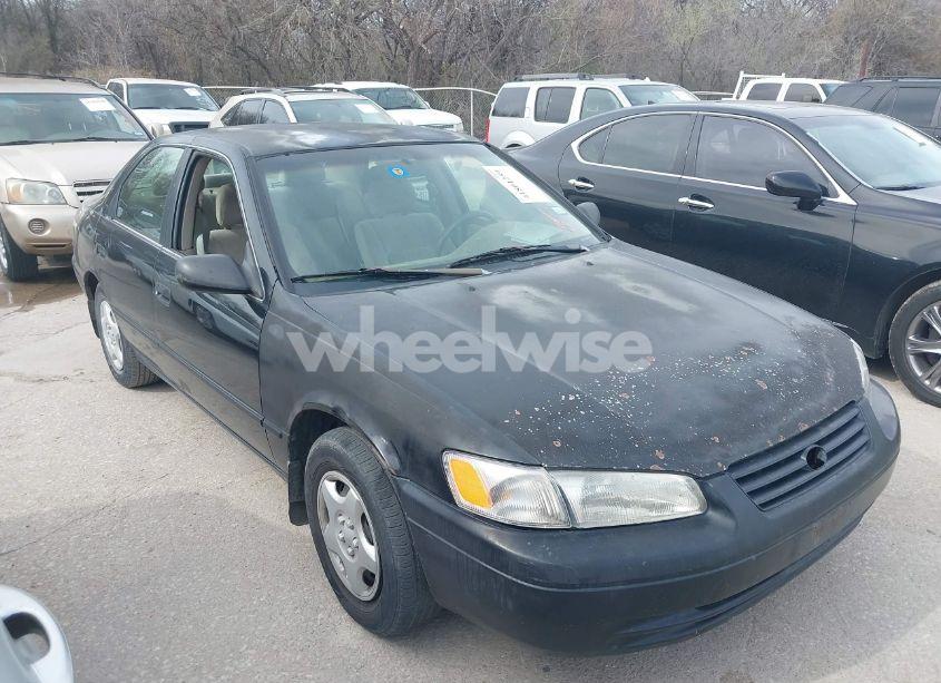 1999 Toyota Camry CE (VIN 4T1BG22K3XU573620) main photo