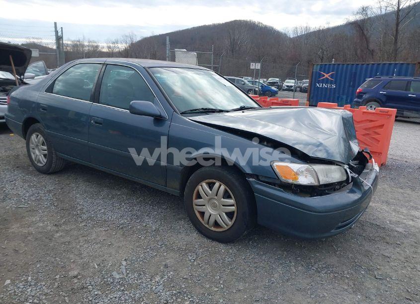 2001 Toyota Camry LE (VIN 4T1BG22K41U807836) main photo